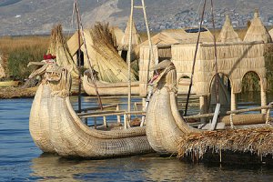 Barcas totora hechas con juncos Bolivia